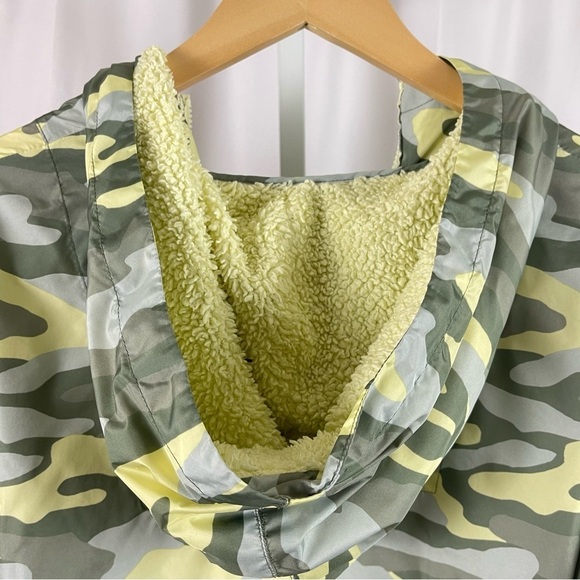 Flirtitude Large Lightweight Camo Windbreaker Pullover Sherpa Hood Outdoor - Picture 6 of 9